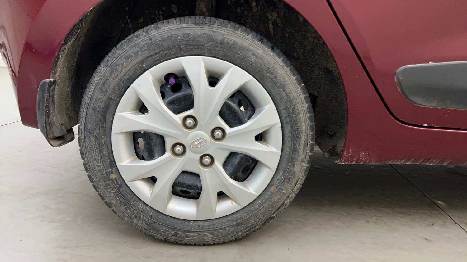 Used 2015 Hyundai Grand i10 Sportz 1.2 Kappa VTVT Petrol Manual tyres RIGHT REAR TYRE RIM VIEW