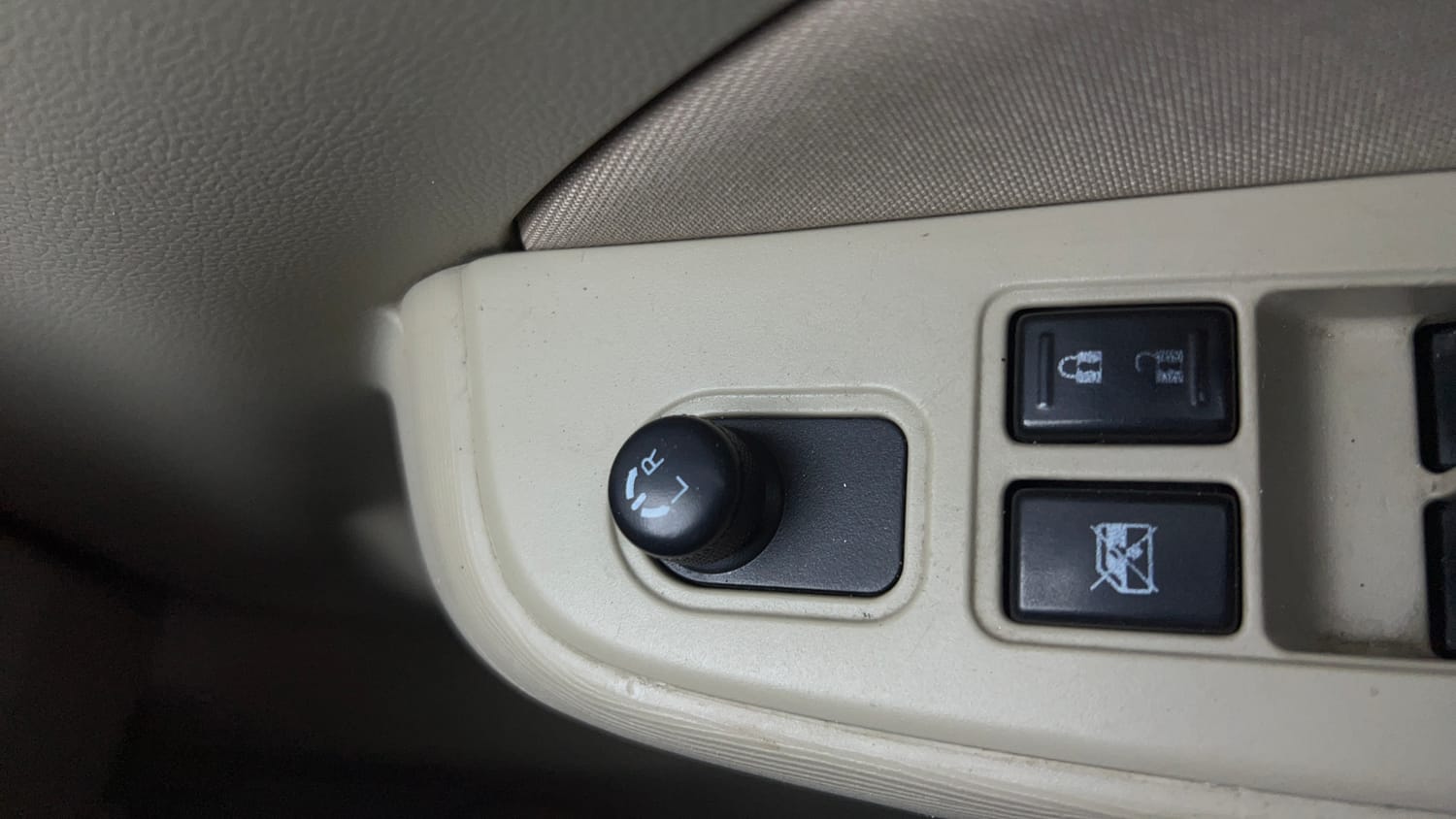Used 2017 Maruti Suzuki Dzire VXi AMT Petrol Automatic top_features Adjustable ORVM