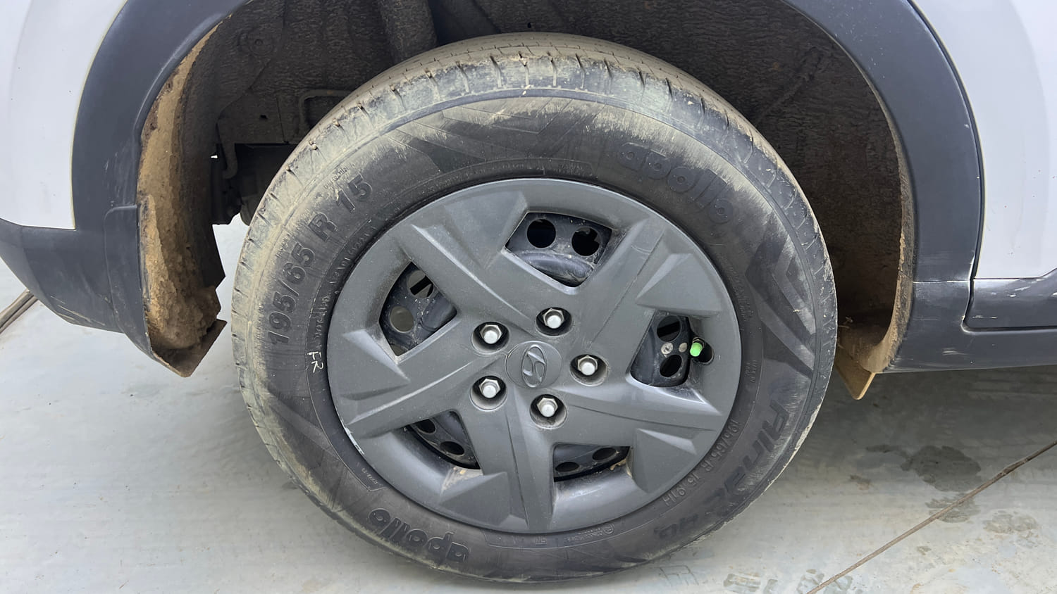 Used 2023 Hyundai Venue SX 1.2 Petrol Petrol Manual tyres RIGHT REAR TYRE RIM VIEW