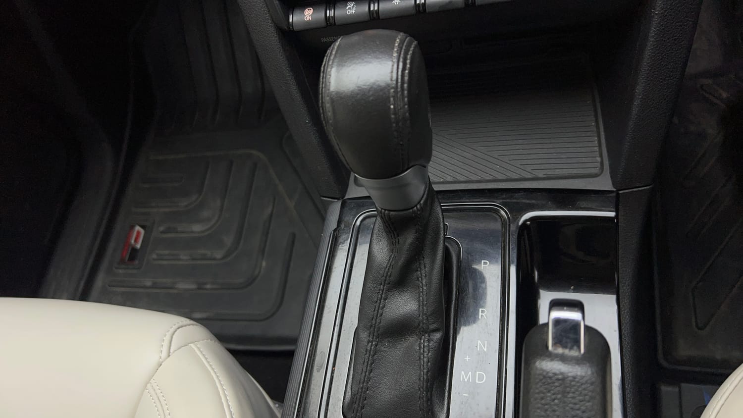Used 2022 Mahindra XUV700 AX 5 Petrol AT 5 STR Petrol Automatic interior GEAR  KNOB VIEW