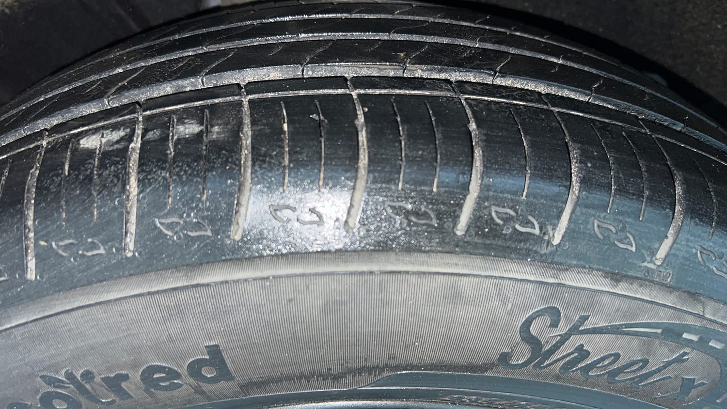 Used 2022 Mahindra XUV700 AX 5 Petrol AT 5 STR Petrol Automatic tyres RIGHT REAR TYRE TREAD VIEW