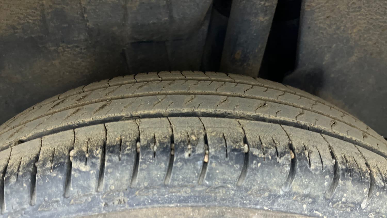 Used 2018 Maruti Suzuki Swift VXi AMT Petrol Automatic tyres LEFT REAR TYRE TREAD VIEW