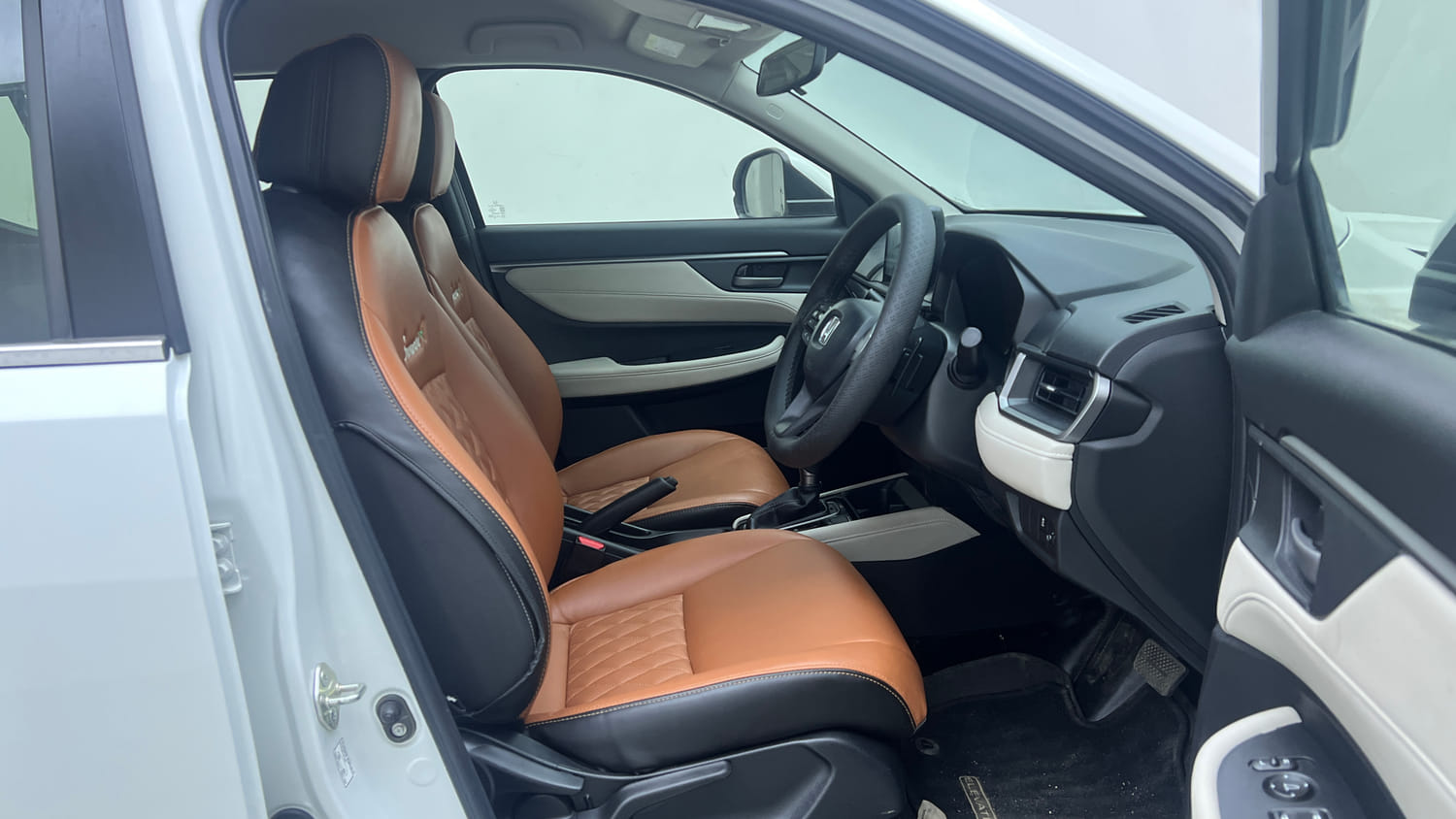 Used 2026 Honda Elevate V CVT Petrol Automatic interior RIGHT SIDE FRONT DOOR CABIN VIEW