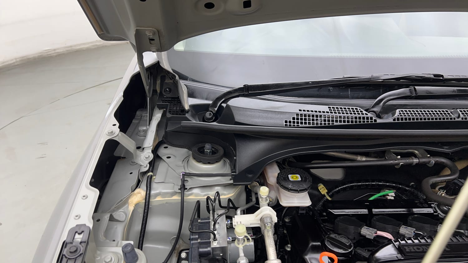 Used 2025 Honda Elevate ZX CVT Petrol Automatic engine ENGINE RIGHT SIDE HINGE & APRON VIEW