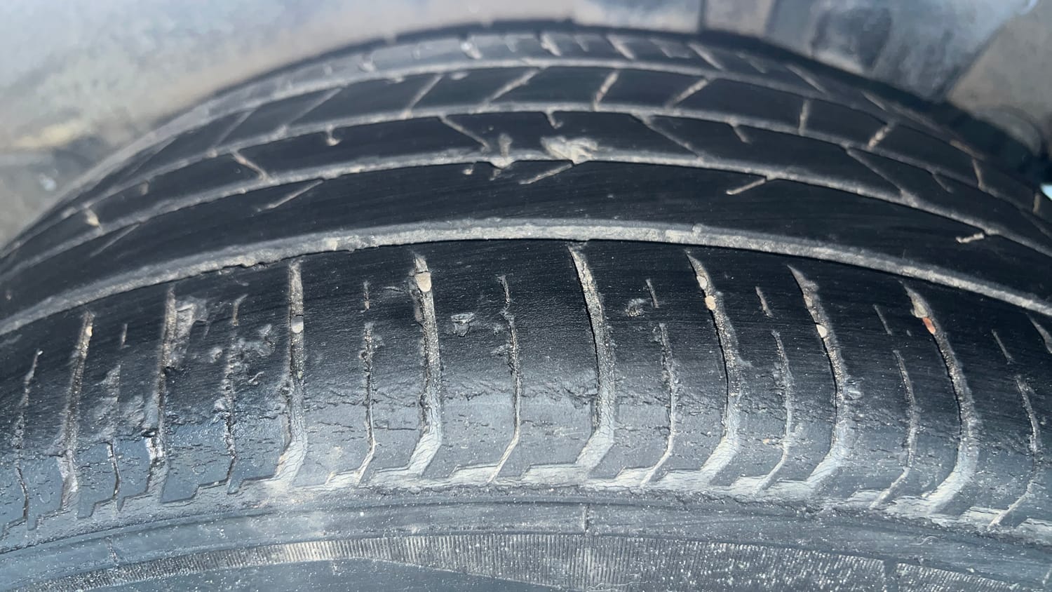 Used 2020 Hyundai New i20 Asta (O) 1.0 Turbo DCT Petrol Automatic tyres LEFT REAR TYRE TREAD VIEW
