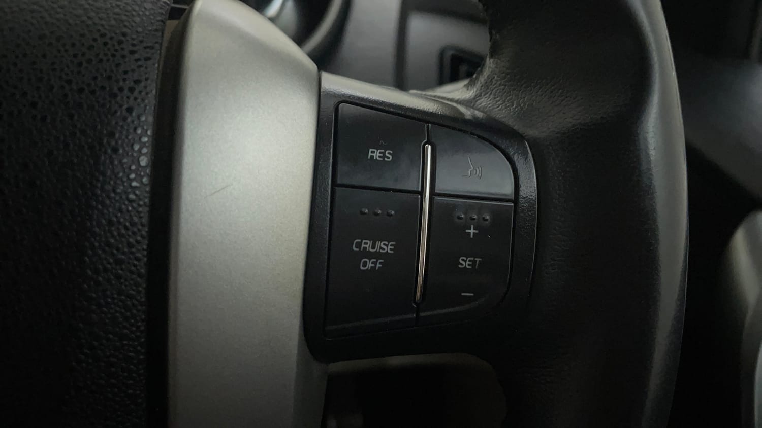Used 2018 Mahindra XUV500 W10 Diesel Manual top_features Cruise control