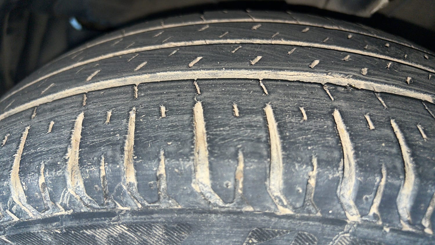 Used 2019 Maruti Suzuki New Ertiga ZXi AT Petrol Automatic tyres LEFT FRONT TYRE TREAD VIEW