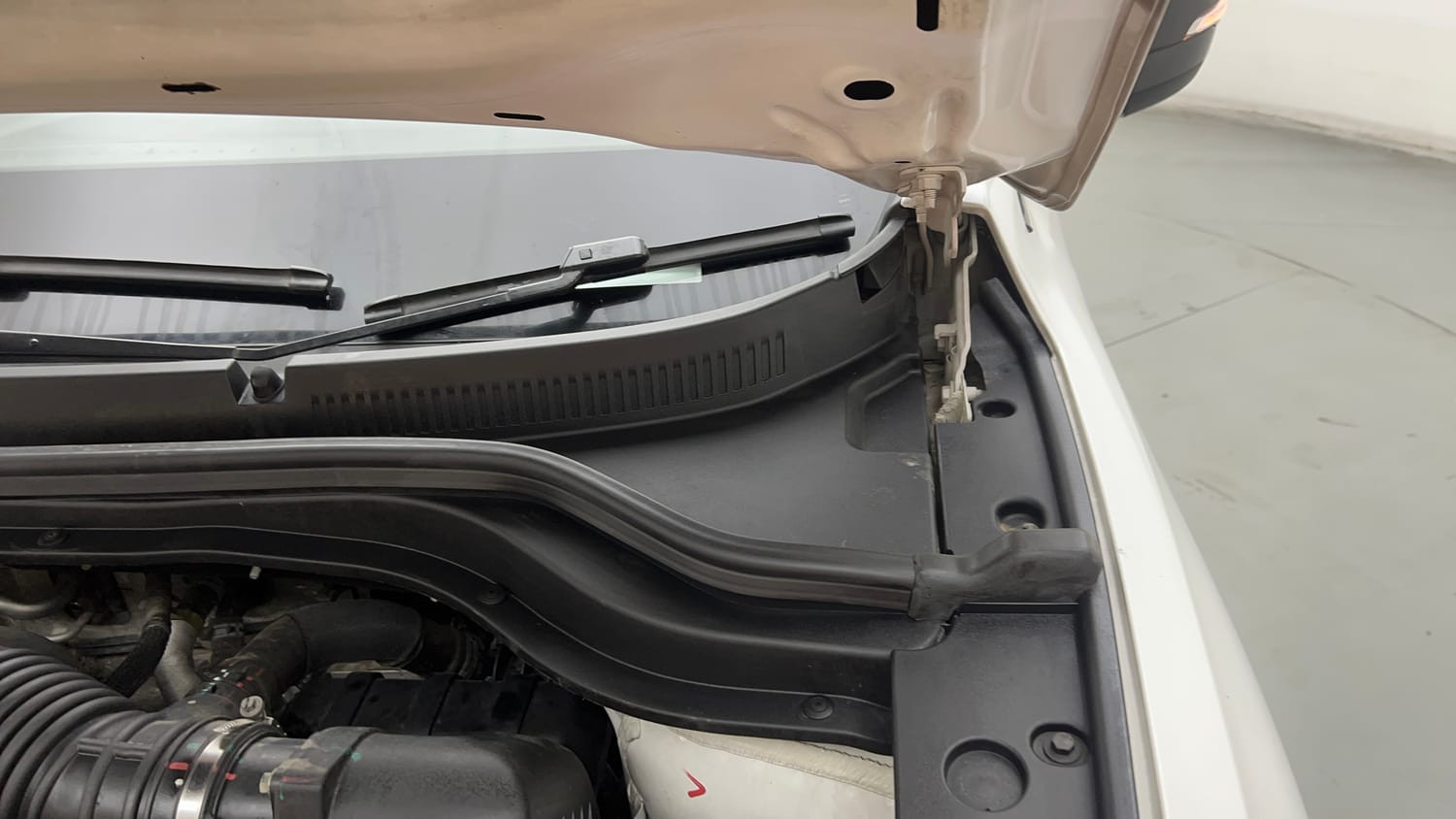 Used 2022 Mahindra XUV700 AX 5 Petrol AT 5 STR Petrol Automatic engine ENGINE LEFT SIDE HINGE & APRON VIEW
