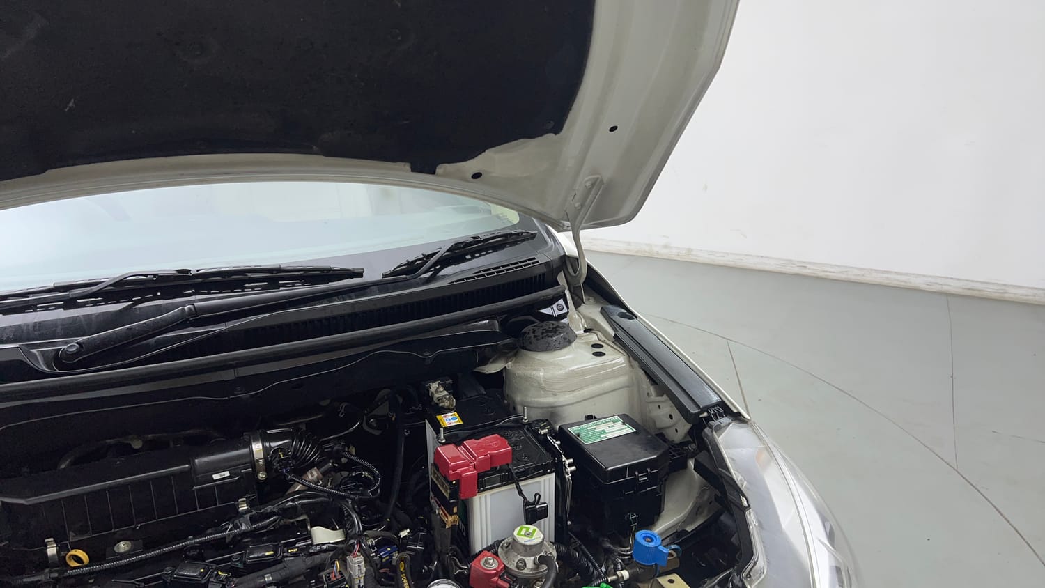 Used 2024 Maruti Suzuki Ciaz Sigma 1.5 Petrol Manual engine ENGINE LEFT SIDE HINGE & APRON VIEW