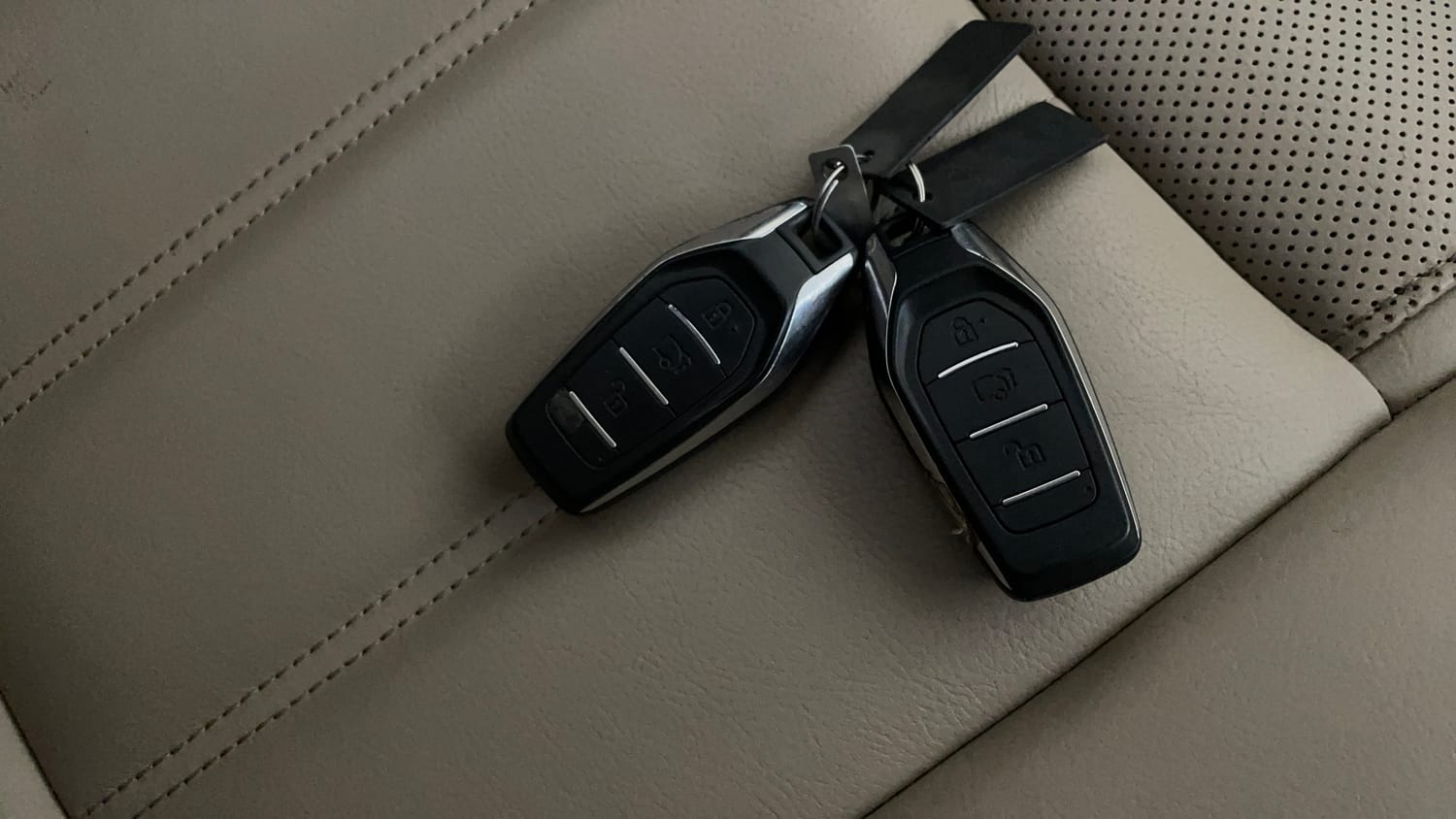 Used 2018 Mahindra XUV500 W10 Diesel Manual extra CAR KEY VIEW