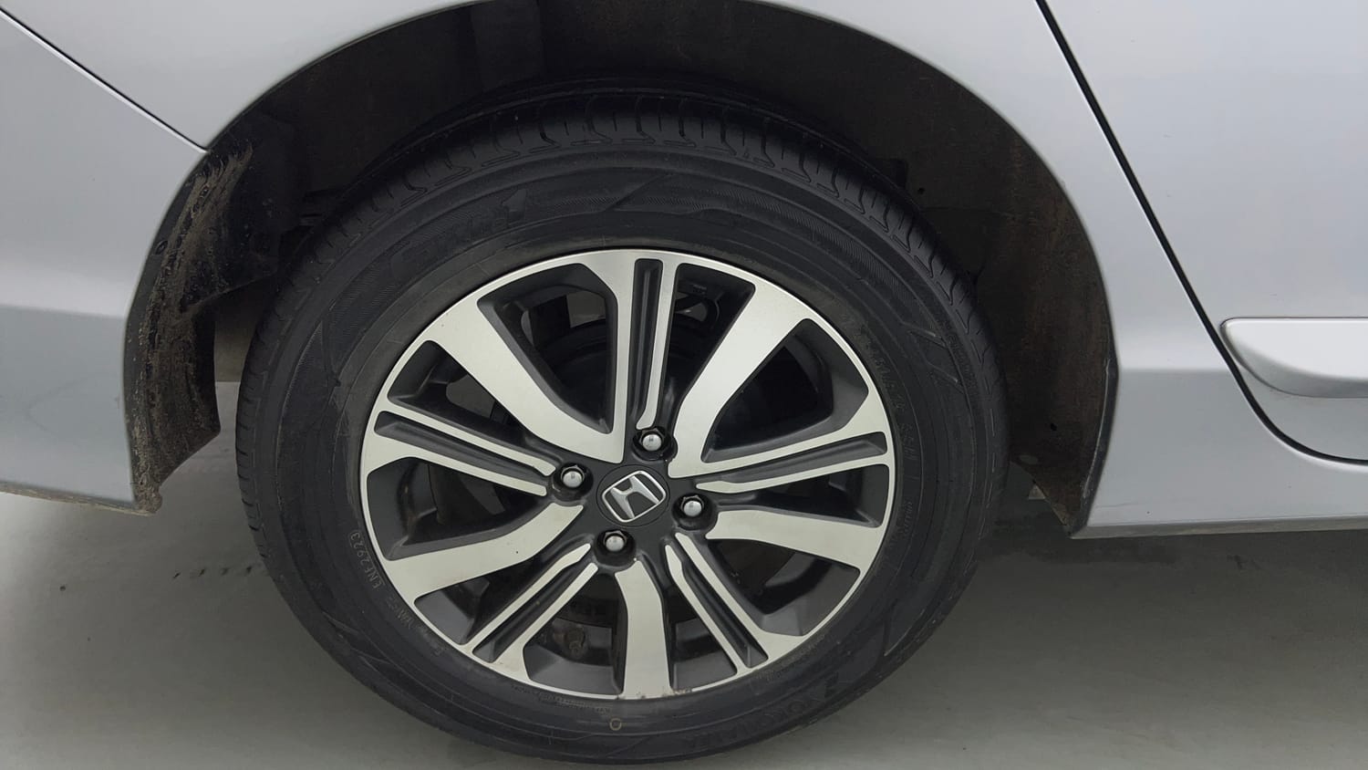 Used 2019 Honda City V Petrol Petrol Manual tyres RIGHT REAR TYRE RIM VIEW