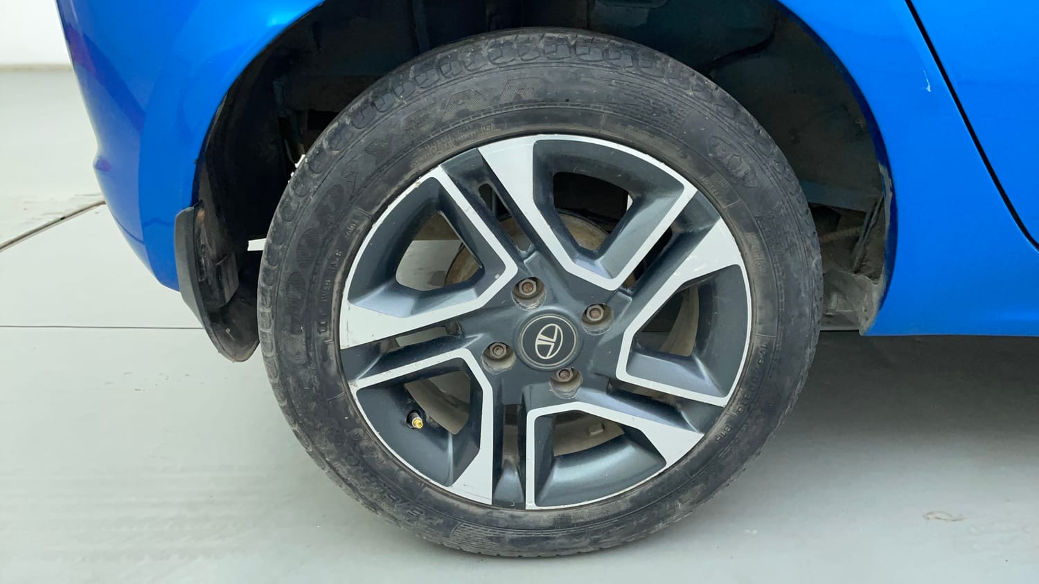 Used 2019 Tata Tiago Revotron XZA Plus Petrol Automatic tyres RIGHT REAR TYRE RIM VIEW