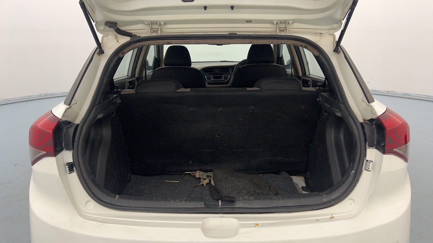Used 2015 Hyundai Elite i20 Sportz 1.2 Petrol Manual interior DICKY INSIDE VIEW