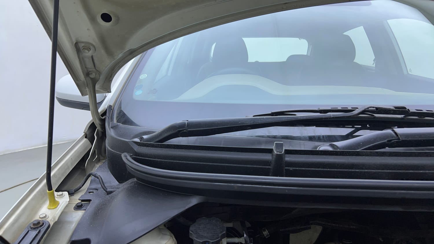 Used 2019 Hyundai Elite i20 Magna 1.4 AT Petrol Automatic engine ENGINE RIGHT SIDE HINGE & APRON VIEW