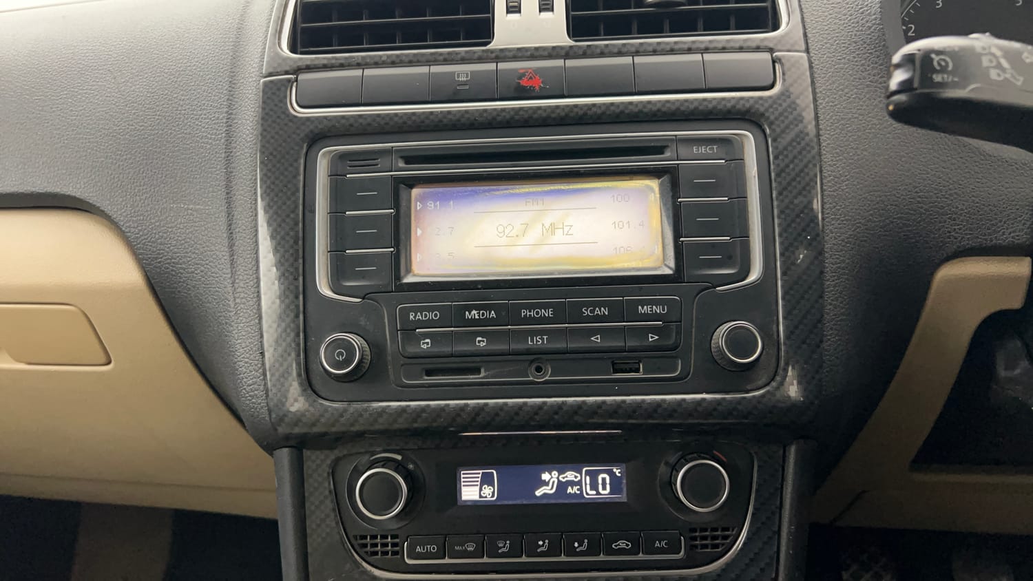 Used 2015 Volkswagen Polo Highline1.2L (P) Petrol Manual interior MUSIC SYSTEM & AC CONTROL VIEW