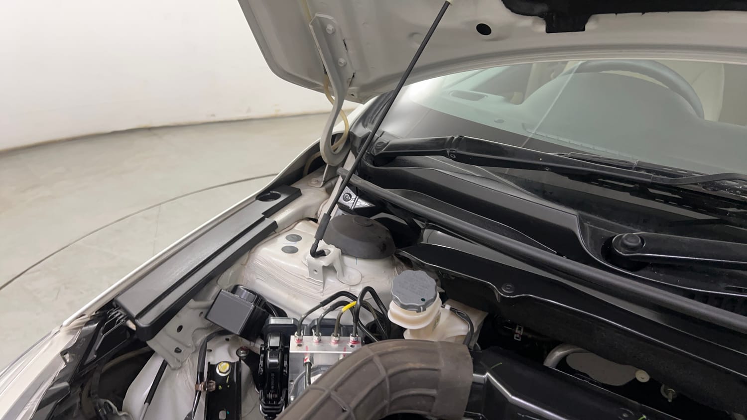 Used 2025 Maruti Suzuki Ciaz Alpha 1.5 AT Petrol Automatic engine ENGINE RIGHT SIDE HINGE & APRON VIEW