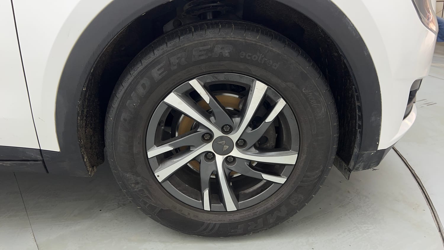 Used 2022 Mahindra XUV700 AX 5 Petrol AT 5 STR Petrol Automatic tyres RIGHT FRONT TYRE RIM VIEW