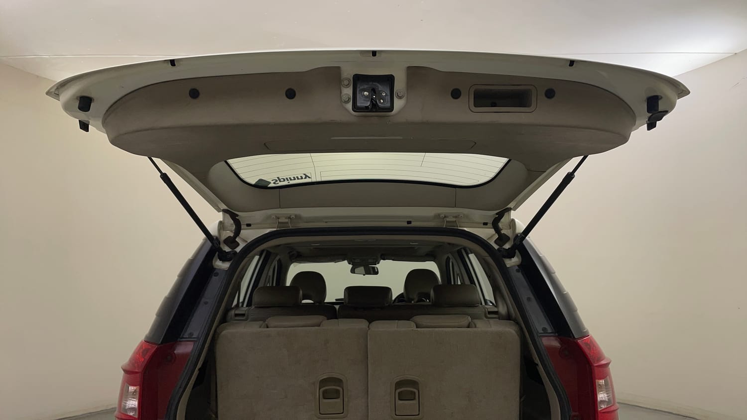 Used 2018 Mahindra XUV500 W10 Diesel Manual interior DICKY DOOR OPEN VIEW