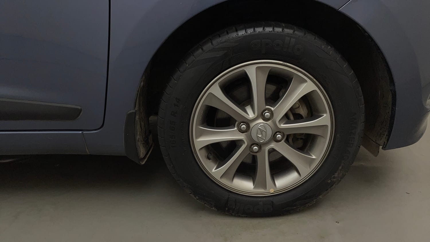 Used 2016 Hyundai Grand i10 Asta AT 1.2 Kappa VTVT (O) Petrol Automatic tyres RIGHT FRONT TYRE RIM VIEW