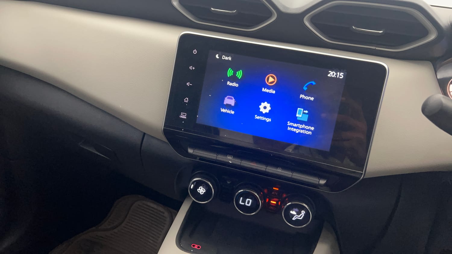 Used 2022 Nissan Magnite XV Petrol Manual interior MUSIC SYSTEM & AC CONTROL VIEW