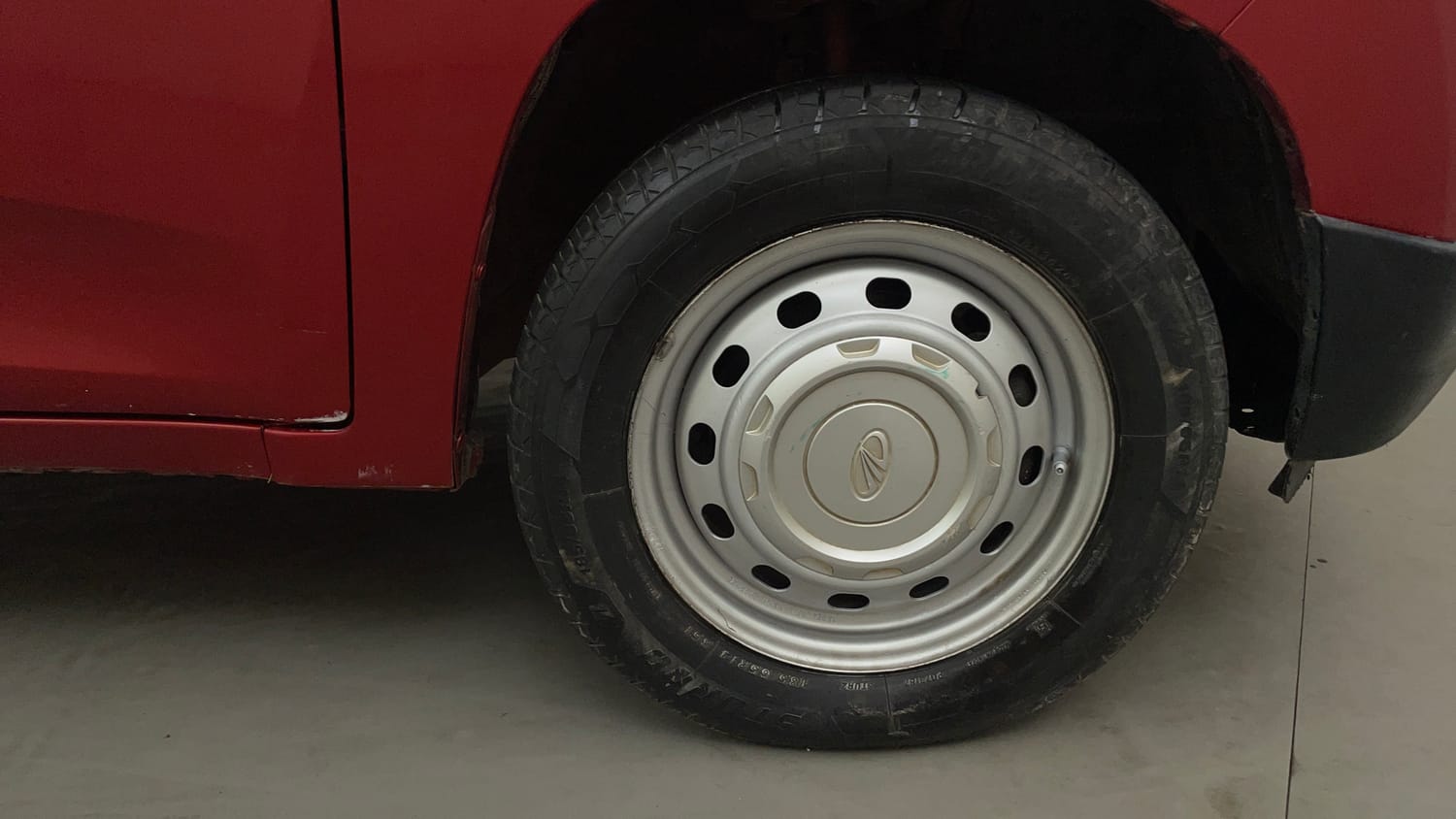 Used 2016 Mahindra KUV100 K2 Plus 6 STR Petrol Manual tyres RIGHT FRONT TYRE RIM VIEW