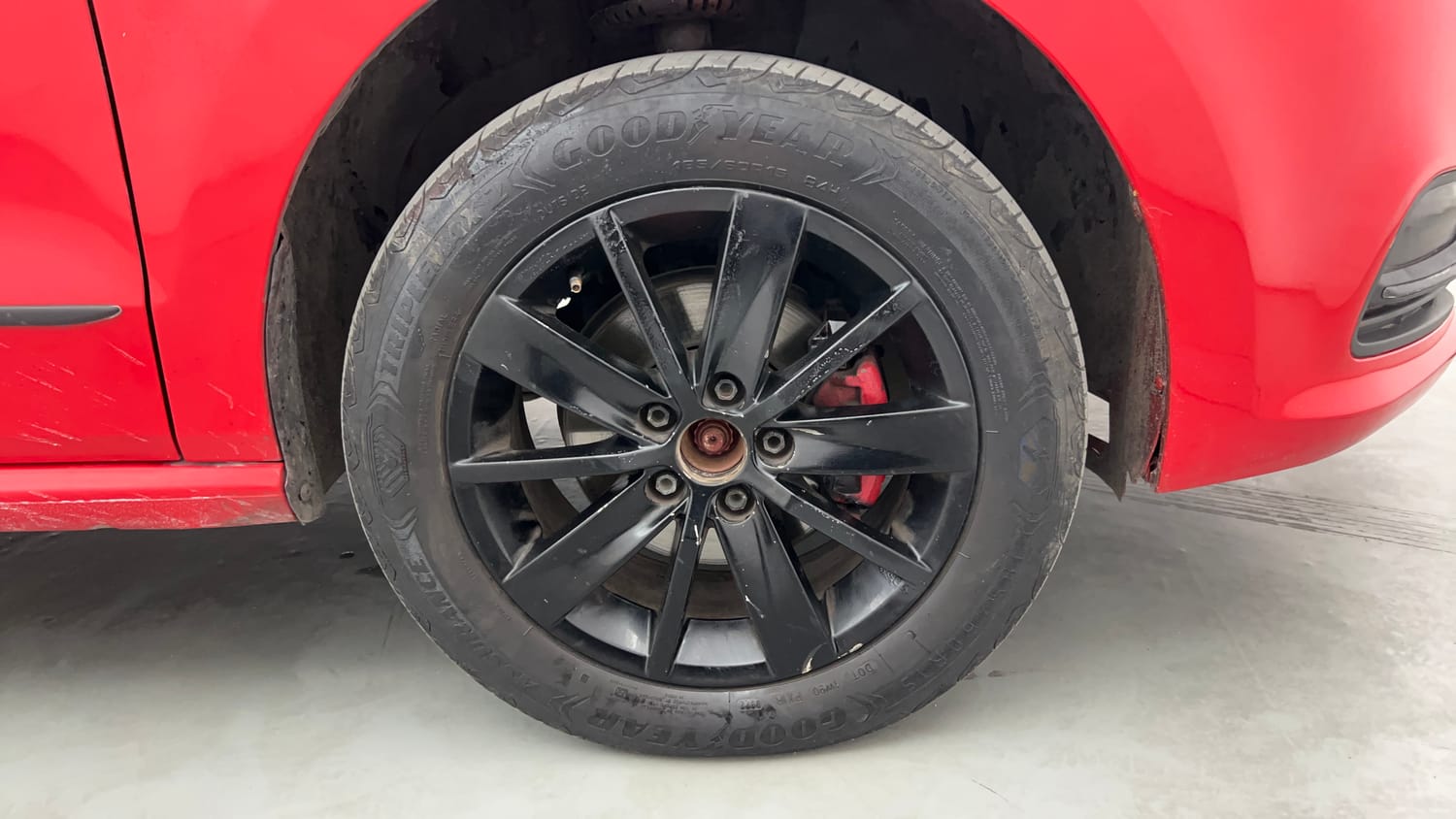 Used 2015 Volkswagen Polo Highline1.2L (P) Petrol Manual tyres RIGHT FRONT TYRE RIM VIEW