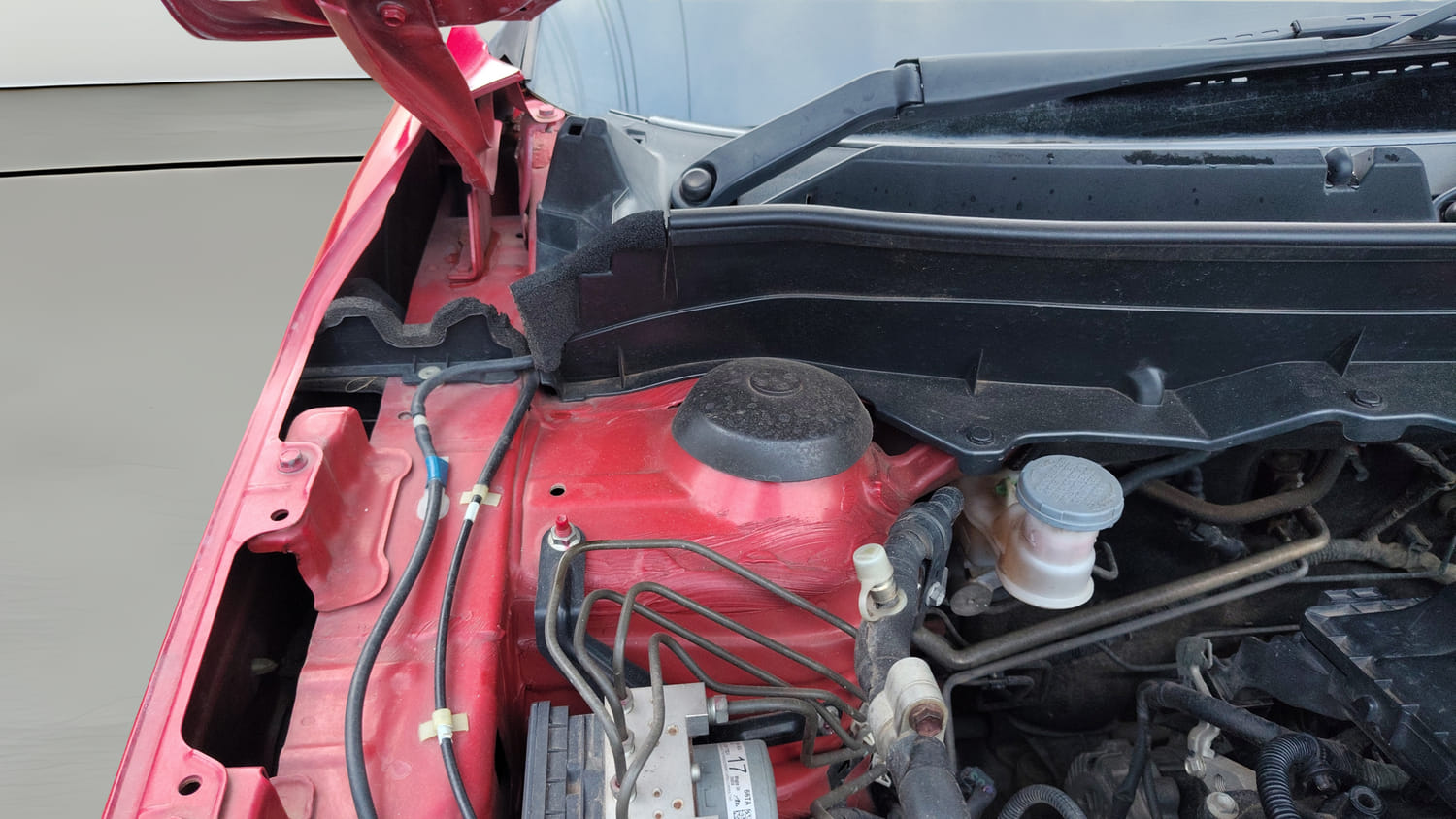 Used 2023 Maruti Suzuki Brezza ZXi Plus Petrol Manual engine ENGINE RIGHT SIDE HINGE & APRON VIEW