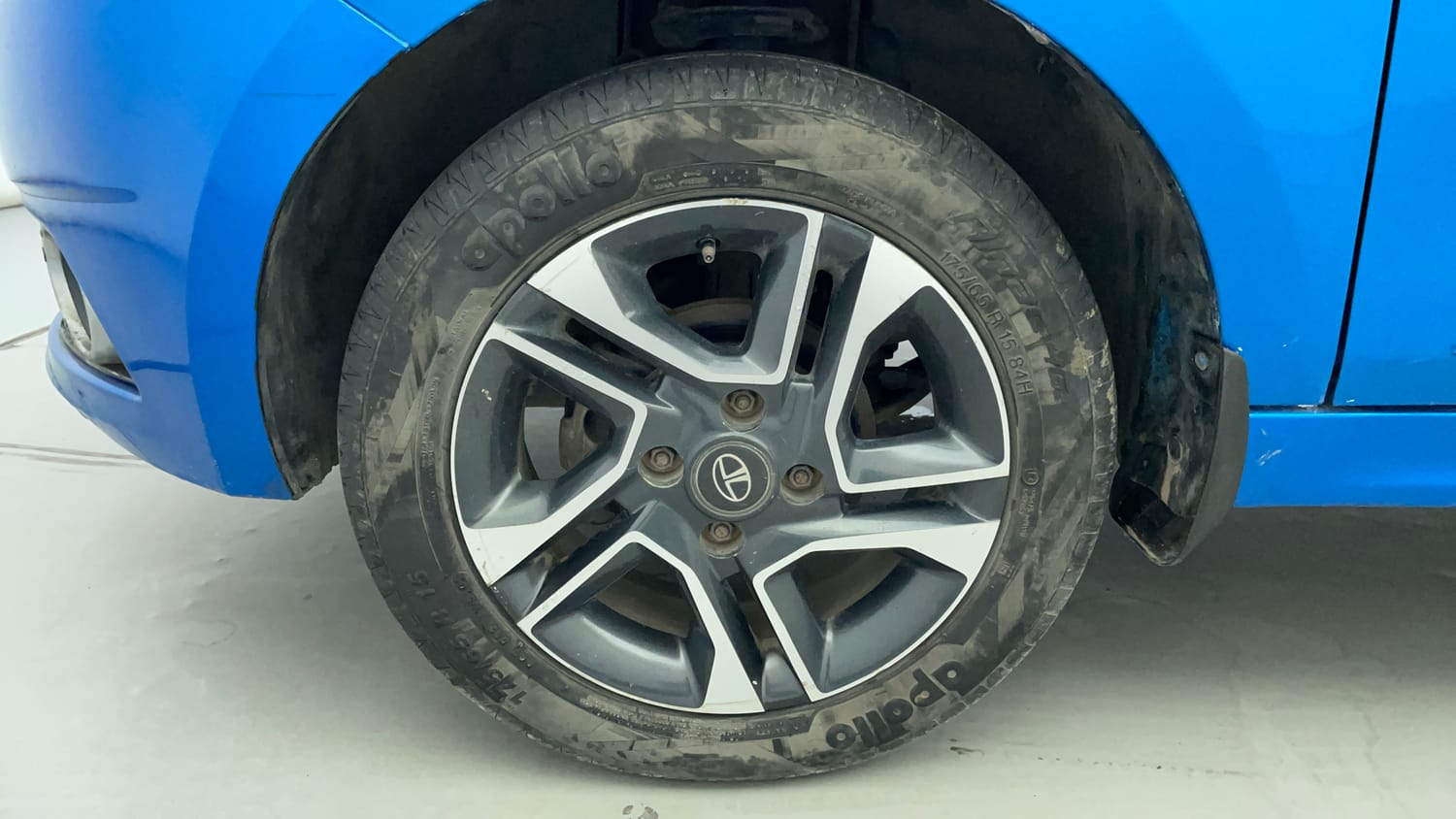 Used 2019 Tata Tiago Revotron XZA Plus Petrol Automatic tyres LEFT FRONT TYRE RIM VIEW
