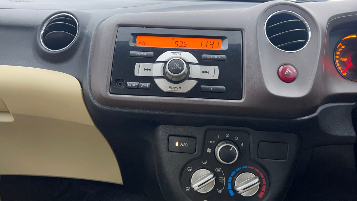 Used 2013 Honda Amaze 1.2 S i-VTEC Petrol Manual interior MUSIC SYSTEM & AC CONTROL VIEW