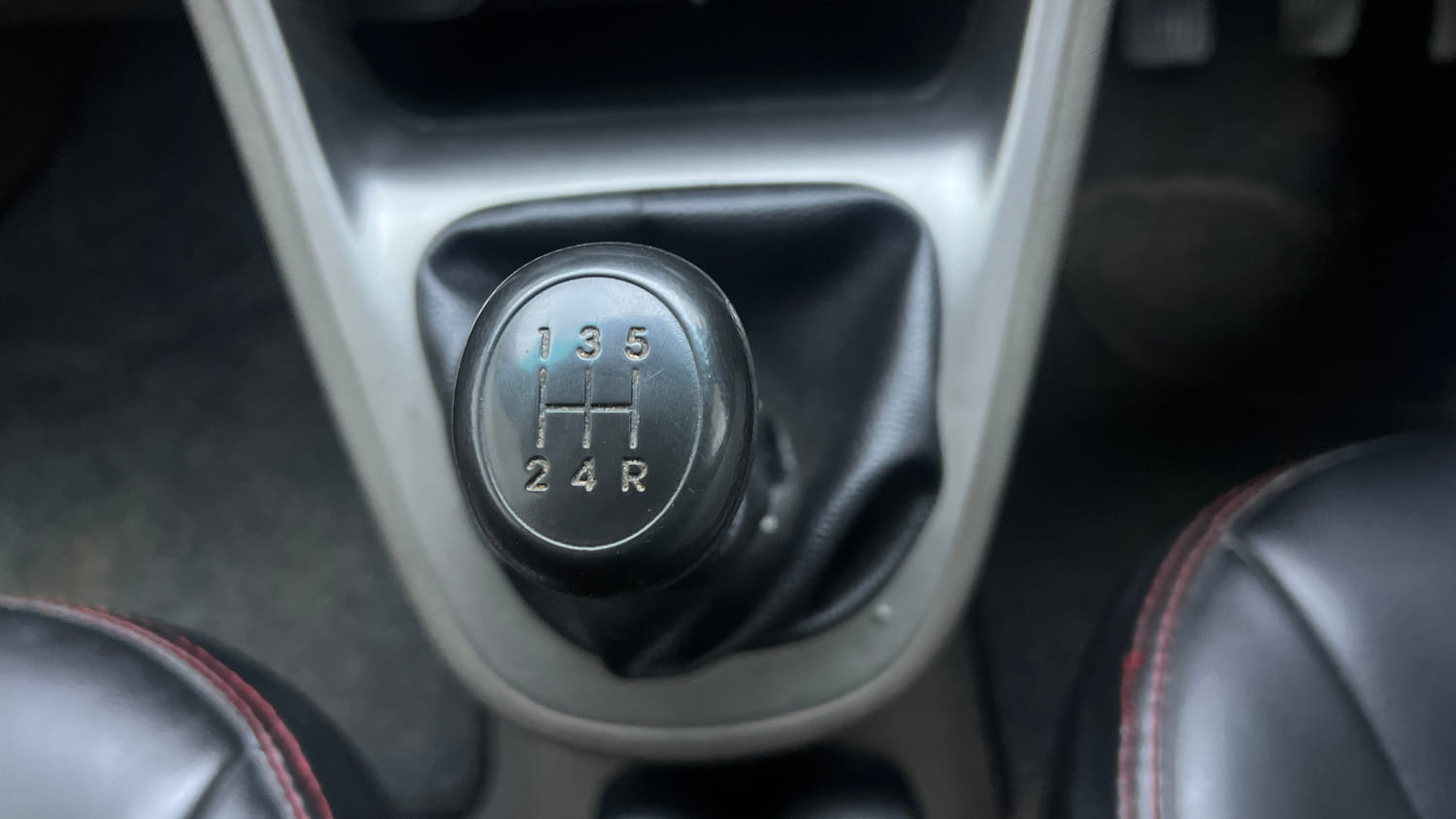 Used 2012 Hyundai i10 Era 1.1 iRDE2 Petrol Manual interior GEAR  KNOB VIEW