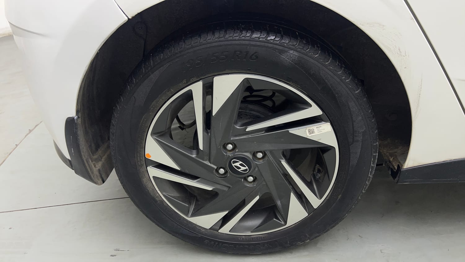 Used 2020 Hyundai New i20 Asta (O) 1.0 Turbo DCT Petrol Automatic tyres RIGHT REAR TYRE RIM VIEW