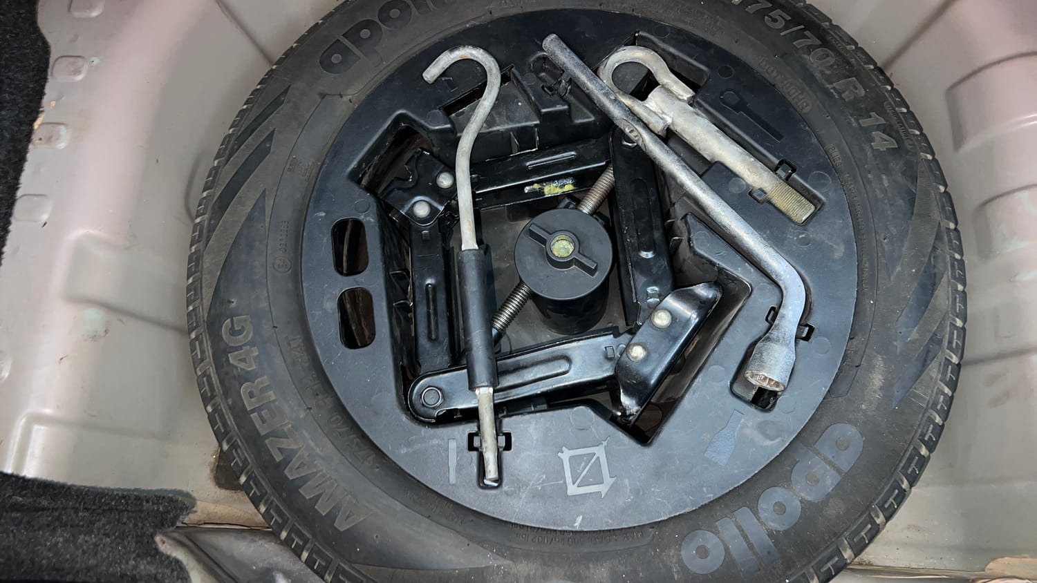 Used 2016 Mahindra KUV100 K6+ 6 STR Petrol Manual tyres SPARE TYRE VIEW
