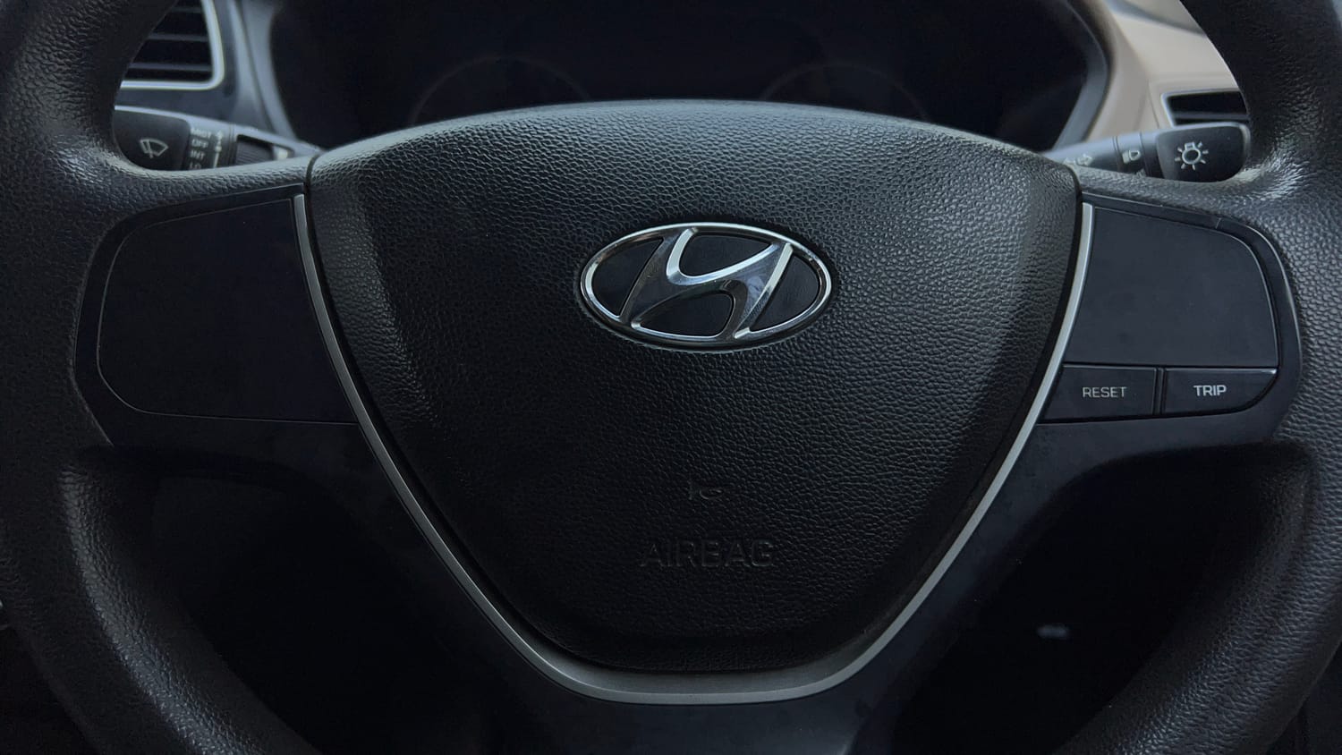 Used 2019 Hyundai Elite i20 Magna 1.4 AT Petrol Automatic top_features Airbags
