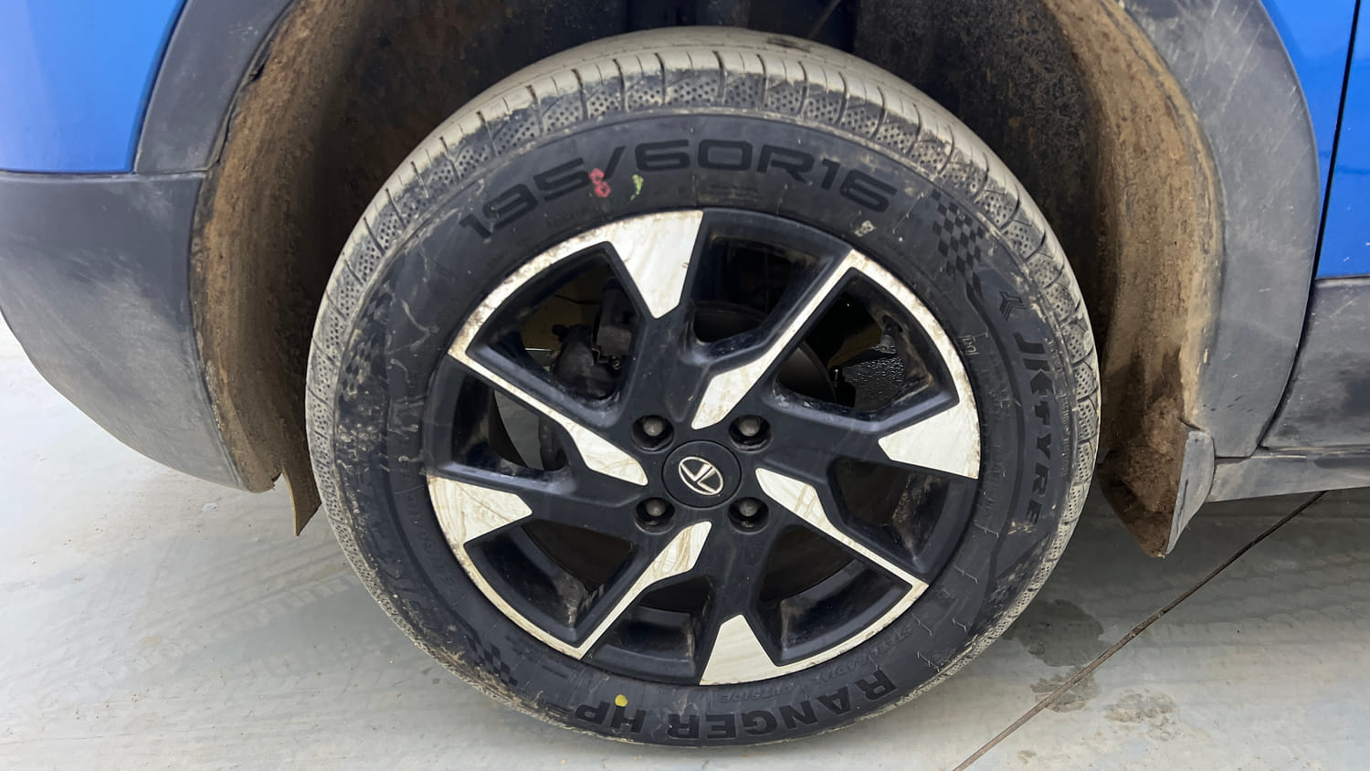 Used 2022 Tata Punch Creative Dual Tone AMT Petrol Automatic tyres LEFT FRONT TYRE RIM VIEW