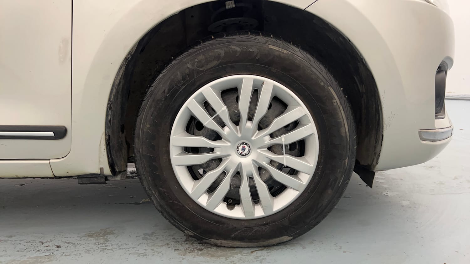 Used 2018 Maruti Suzuki Dzire VXi AMT Petrol Automatic tyres RIGHT FRONT TYRE RIM VIEW