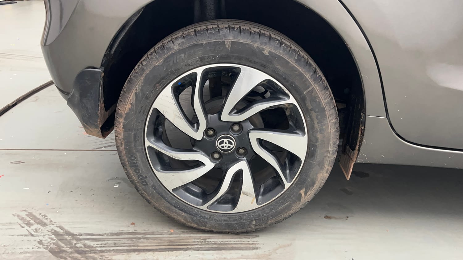 Used 2020 Toyota Glanza G CVT Petrol Automatic tyres RIGHT REAR TYRE RIM VIEW
