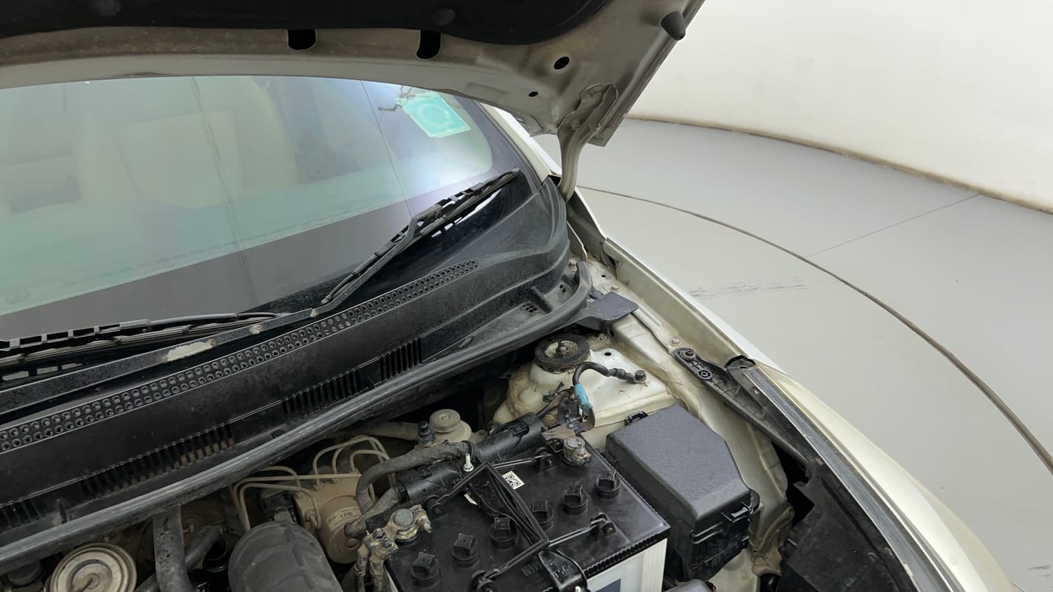 Used 2017 Hyundai Verna 1.6 CRDI SX (O) Diesel Manual engine ENGINE LEFT SIDE HINGE & APRON VIEW