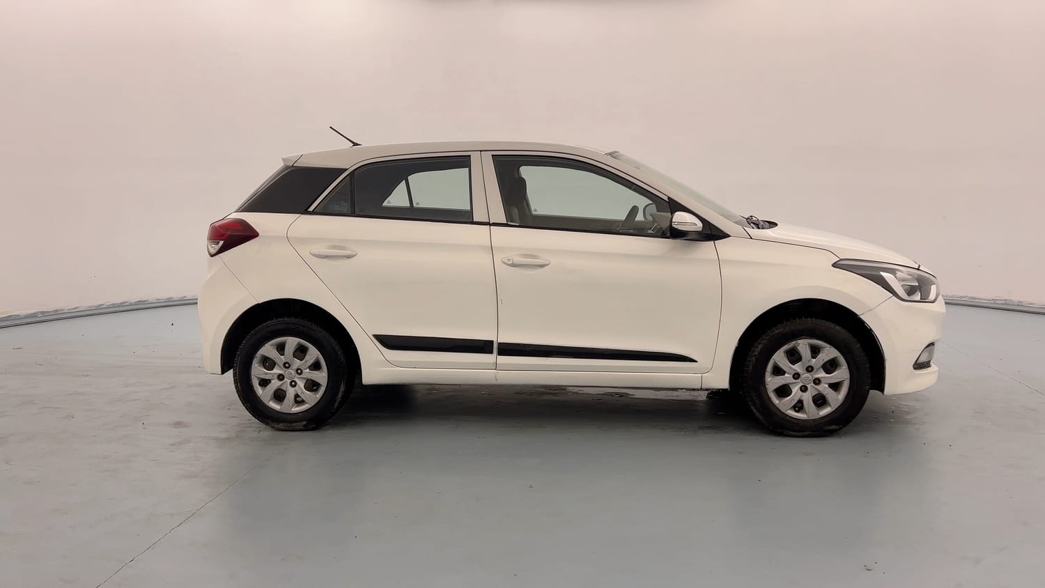 Used 2015 Hyundai Elite i20 Sportz 1.2 Petrol Manual exterior RIGHT SIDE VIEW