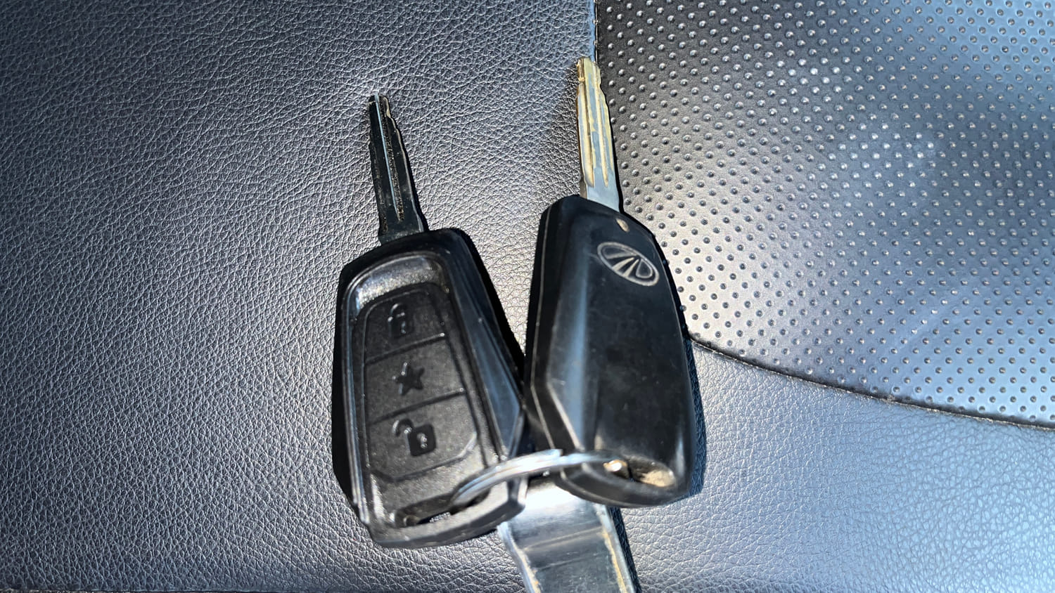 Used 2018 Mahindra KUV100 NXT K2 6 STR Petrol Manual extra CAR KEY VIEW