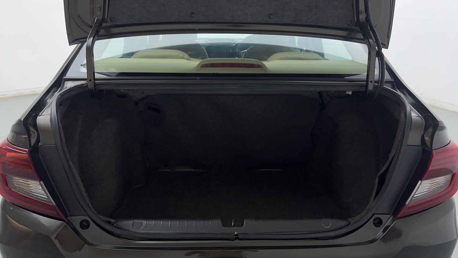 Used 2025 honda Amaze 2nd Generation VX 1.2 Petrol MT Petrol Manual interior DICKY INSIDE VIEW