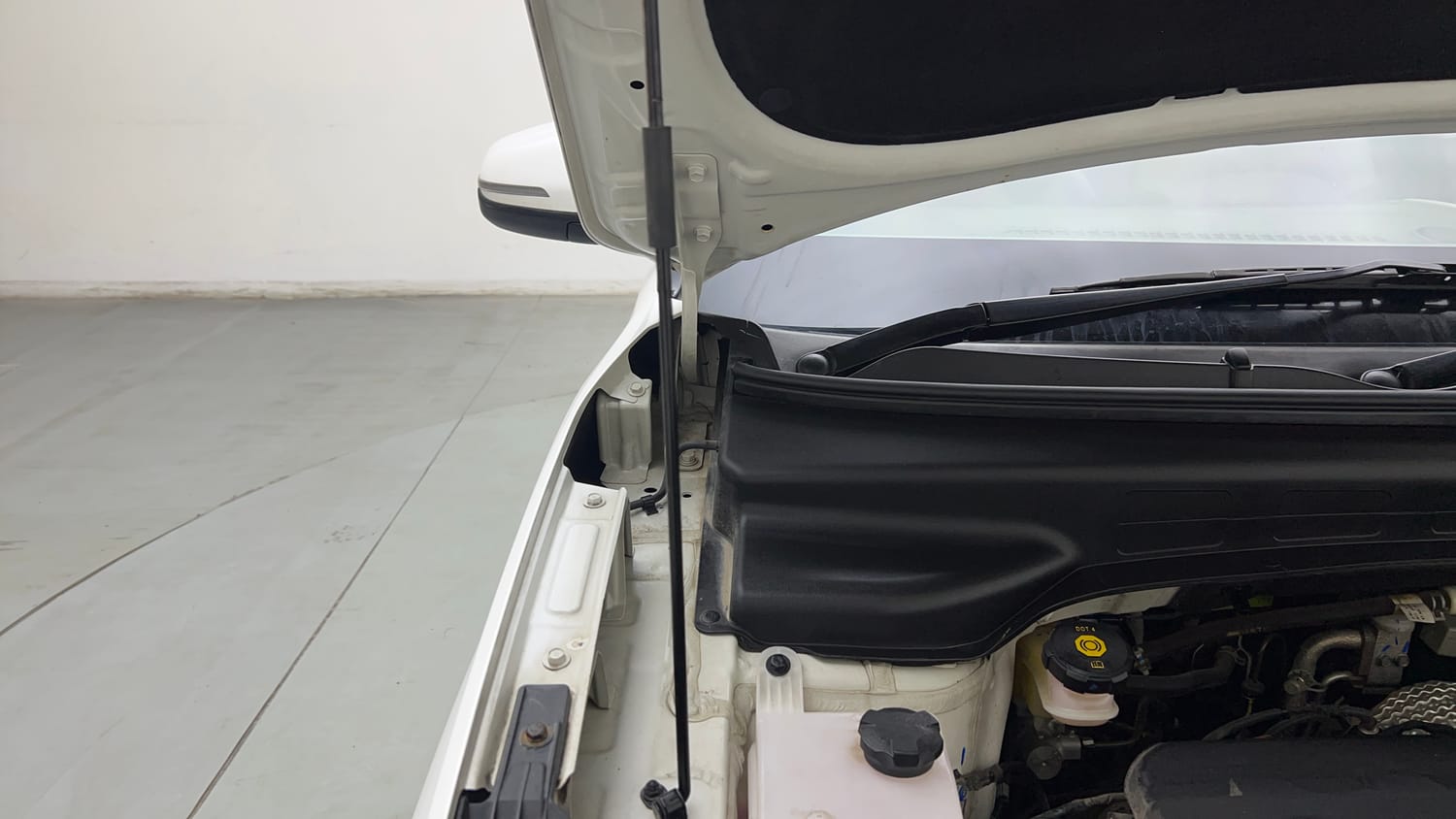 Used 2024 Hyundai Creta 1.5 CRDi Diesel MT DSL S(O) Diesel Manual engine ENGINE RIGHT SIDE HINGE & APRON VIEW