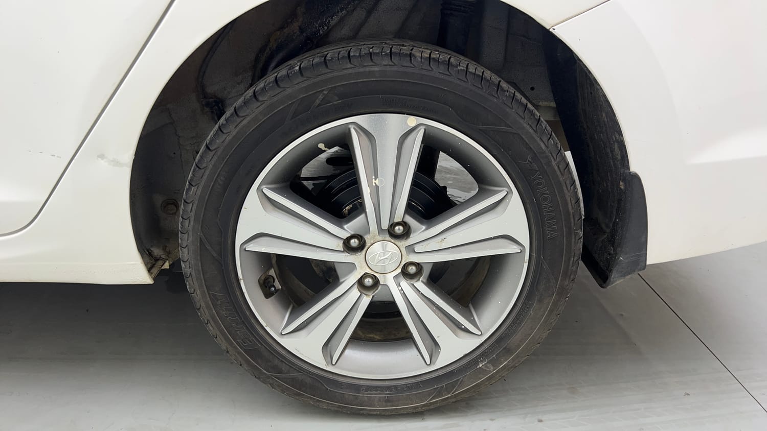 Used 2019 Hyundai Verna SX 1.6 VTVT Petrol Manual tyres LEFT REAR TYRE RIM VIEW