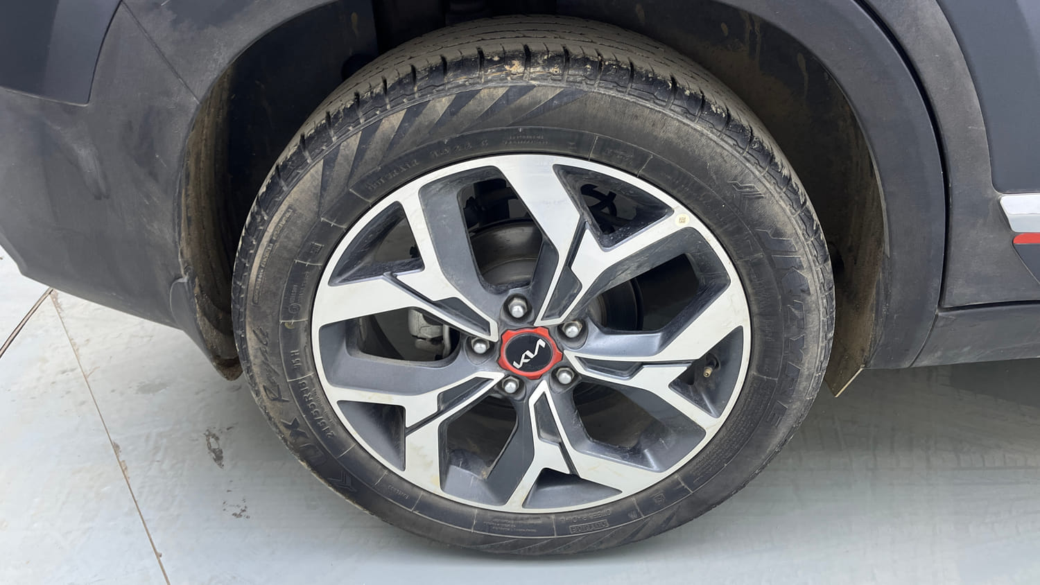 Used 2022 Kia Seltos X Line 1.4 DCT Petrol Automatic tyres RIGHT REAR TYRE RIM VIEW
