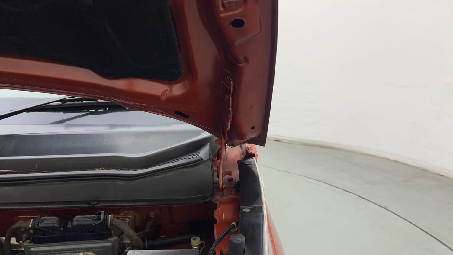 Used 2016 Mahindra KUV100 K6+ 6 STR Petrol Manual engine ENGINE LEFT SIDE HINGE & APRON VIEW