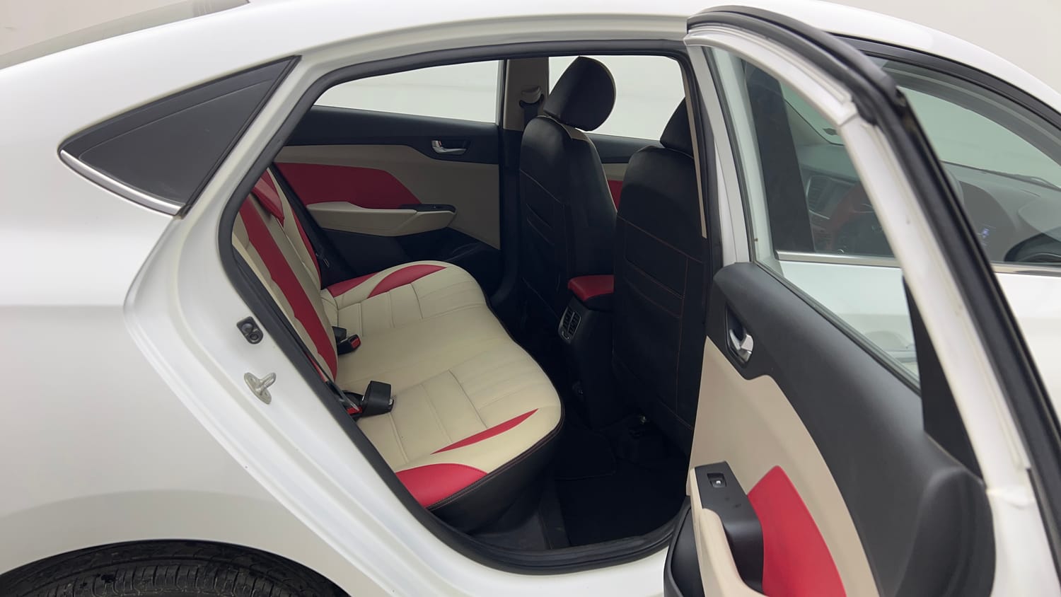 Used 2019 Hyundai Verna SX 1.6 VTVT Petrol Manual interior RIGHT SIDE REAR DOOR CABIN VIEW