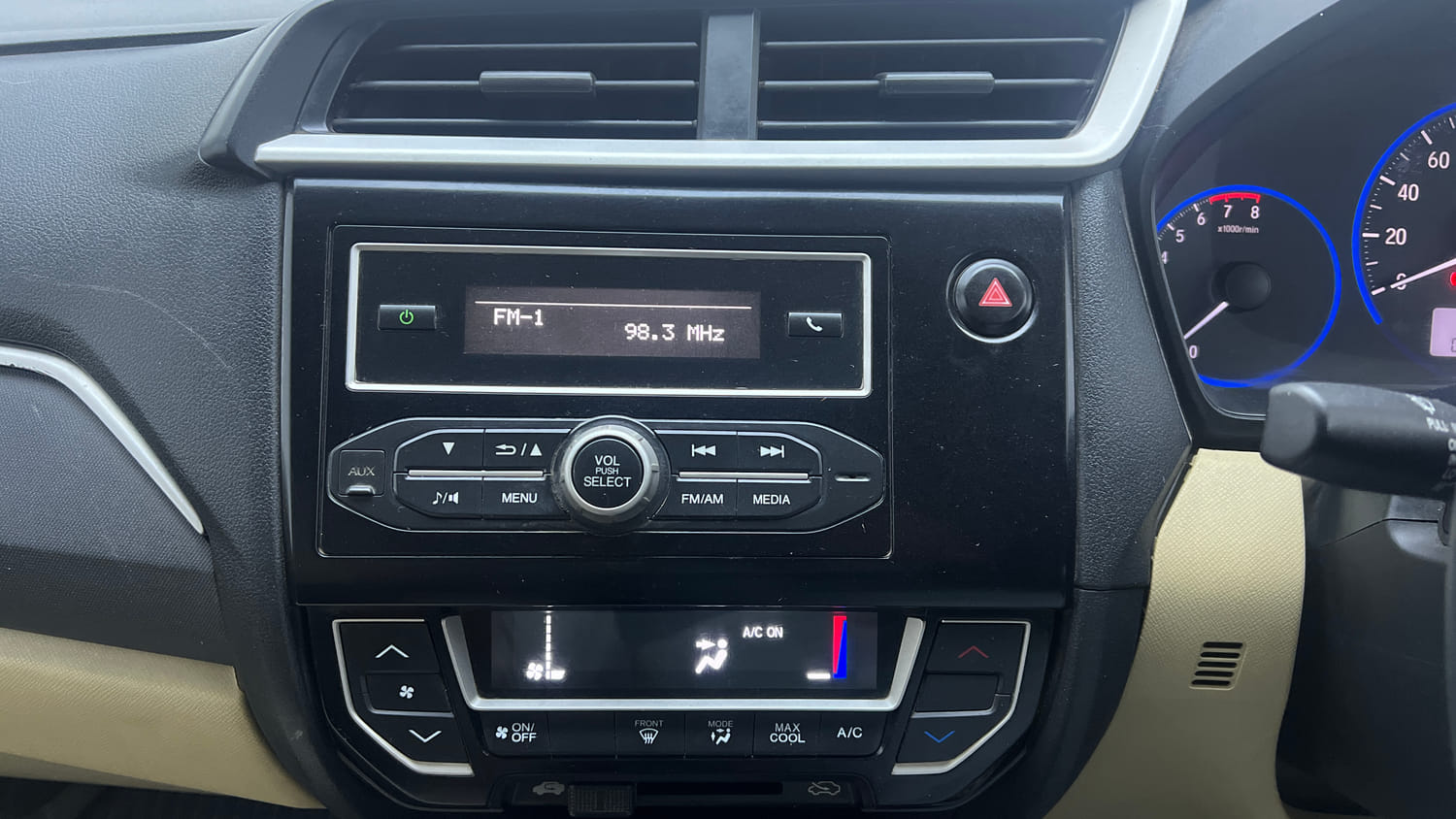 Used 2016 Honda Amaze 1.2 S i-VTEC Petrol Manual interior MUSIC SYSTEM & AC CONTROL VIEW