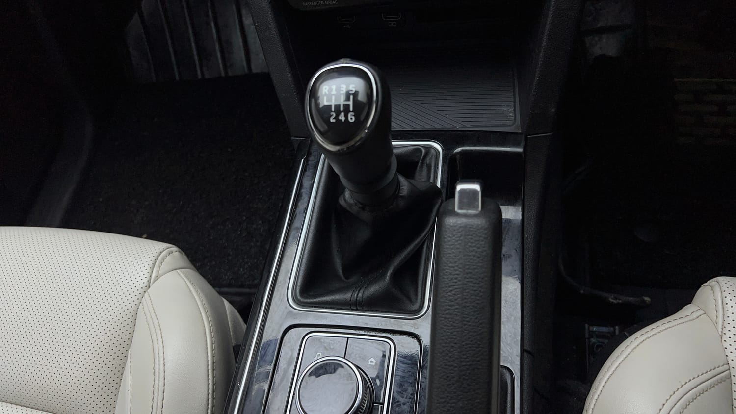Used 2022 Mahindra XUV700 AX 7 Petrol MT 7 STR Petrol Manual interior GEAR  KNOB VIEW