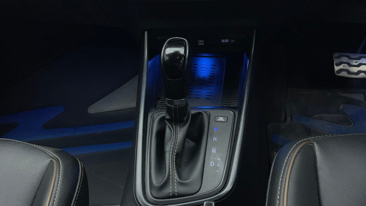 Used 2020 Hyundai New i20 Asta (O) 1.0 Turbo DCT Petrol Automatic interior GEAR  KNOB VIEW