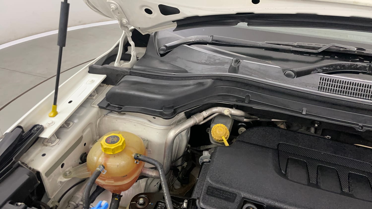 Used 2022 Mahindra XUV 300 W8 (O) 1.2 Petrol Petrol Manual engine ENGINE RIGHT SIDE HINGE & APRON VIEW