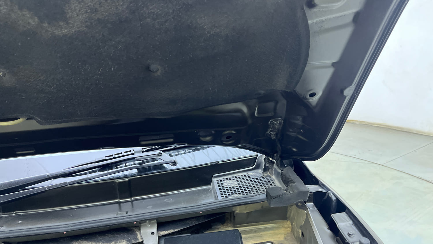 Used 2018 Renault Kwid RXT Opt Petrol Manual engine ENGINE LEFT SIDE HINGE & APRON VIEW